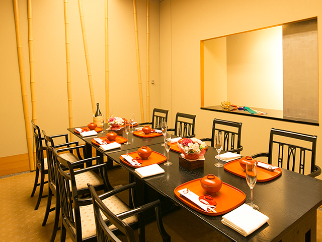 内側テーブル個室 「先斗町」／「宮川町」窓側個室と少し雰囲気の異なる純和風のテーブル個室も2部屋ご用意。趣溢れる空間は、結納利用にも最適。