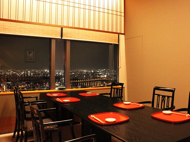 昼と夜で違った眺望を梅田の中心に居ながら、日頃中々ゆっくりと楽しめない、25階からの眺めを満喫ください。