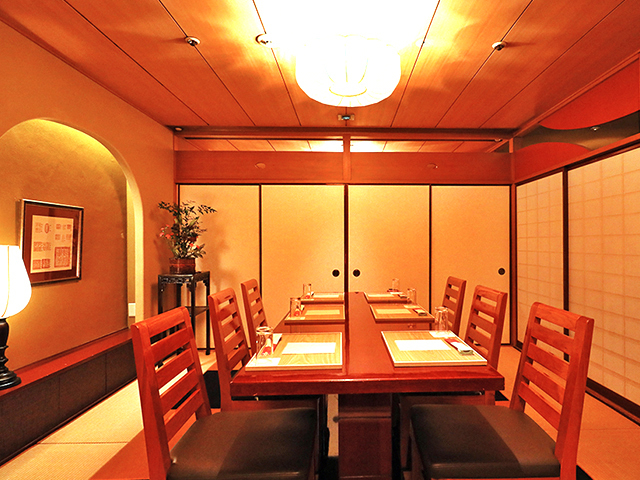 【陽明　youmei】 6名様個室畳敷きの和室に市松模様の絨毯を合わせ、椅子・テーブル席をセッティングした、ハレの日に最適なお部屋。