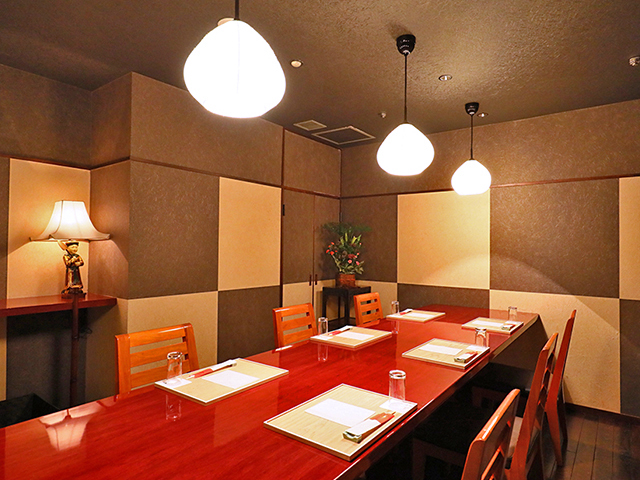 【五福　gofuku】 10名様個室壁に施された市松模様が冴えわたった完全個室です。ゆったりとお過ごしいただけます。