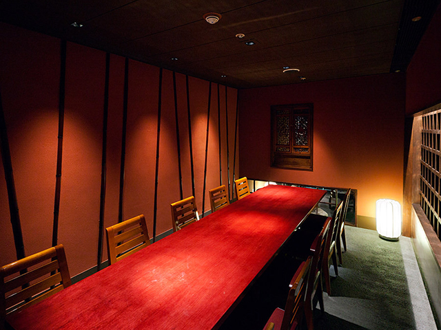【利山　rizan】 10名様迄壁面に並ぶ茶器など、空間を演出する調度品に囲まれたシックなお部屋です。
