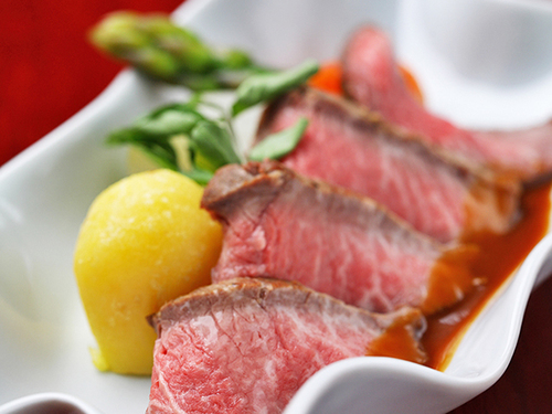 旨みが凝縮したお肉料理