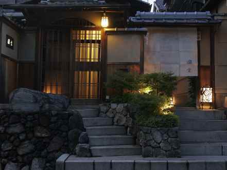 京風情漂う祇園八坂の町並みと、伝統的な数寄屋造りの店内