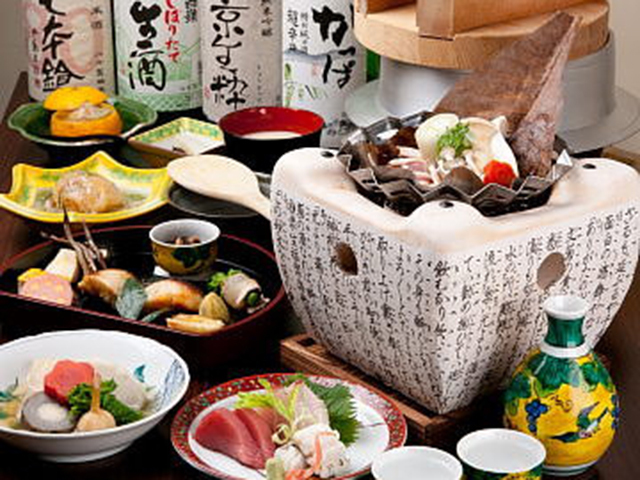 四季の彩り感じる会席料理四季の彩り感じる会席料理京都市認定農家より仕入れる京野菜、長崎五島の漁港より新鮮な魚介など、素材選びからこだわっております。