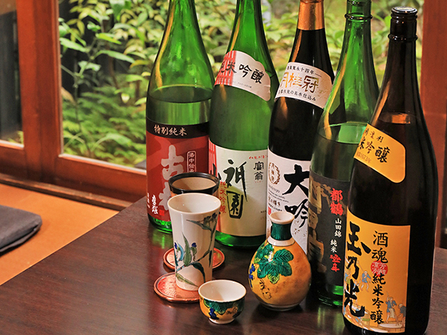 お飲み物は地酒含む100種以上をご用意お飲み物は地酒含む100種以上をご用意富翁、玉乃光、英勲…など、京都の地酒も充実のラインナップ。上質なお酒ばかりを揃えました。