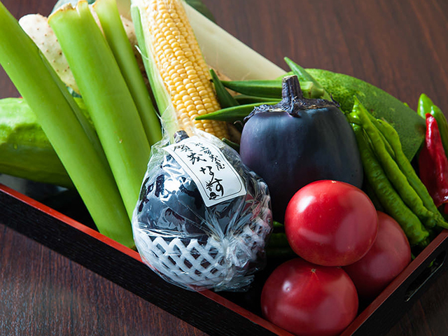 季節ごとに楽しめる京野菜季節ごとに楽しめる京野菜京都市認定の京野菜農家より仕入れております。地方からお越しのご両親にもお喜びいただけます。