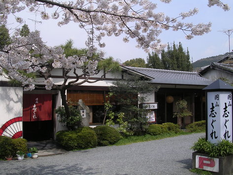 春の店舗外観