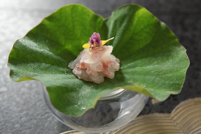 視覚・味覚・嗅覚で味わってもらう懐石料理の一品