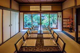 七代目小川治兵衛「植治」作庭の庭を見ながら優雅なひととき。