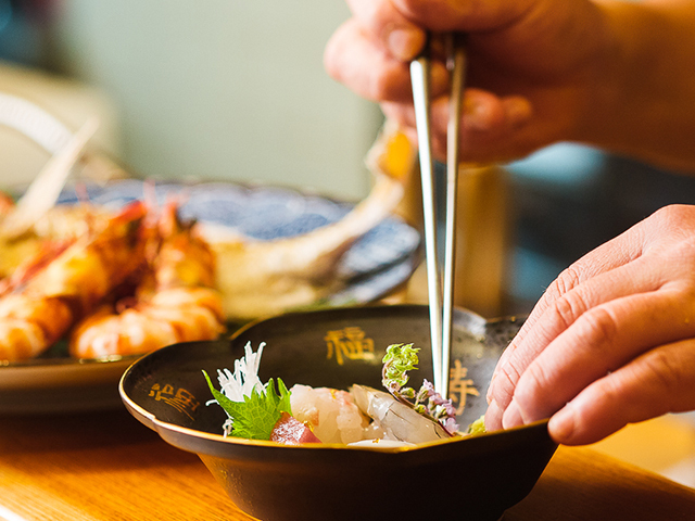 細部まで丁寧に仕立てる日本料理細部まで丁寧に仕立てる日本料理四季の彩りを目でも感じていただけるよう、取り合わせる器にも気を配りながら、丁寧に仕上げてまいります