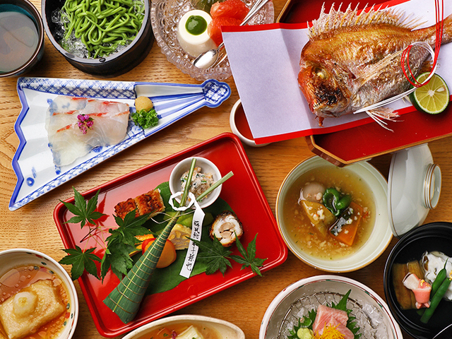 旬味溢れる京料理でお祝い四季の喜びを自慢の京料理で表現。逸品料理の数々をコースでお楽しみください。