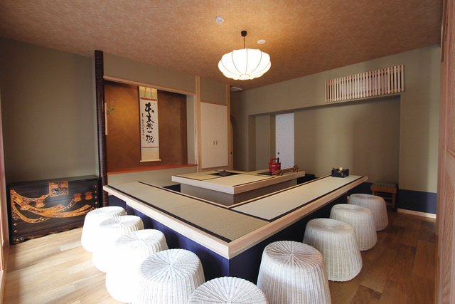 千寿庵（現代風立礼式お茶室）お茶室改装につき１階に楽に座っていただける椅子のお茶室を設けました。問いには貸し出しも可能