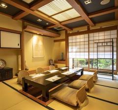 顔合わせに最適な中庭が見れるお部屋でございます。