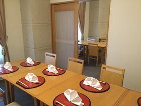 「松風（まつかぜ）」は、椅子テーブルの半個室。