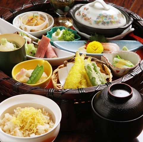 お昼は会席以外のお膳のランチメニューも豊富