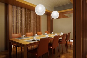 新郎新婦様と親御様での会食に最適な大きさ。