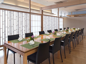 最大18名様。御親族の皆様での会食にも相応しいお部屋です。